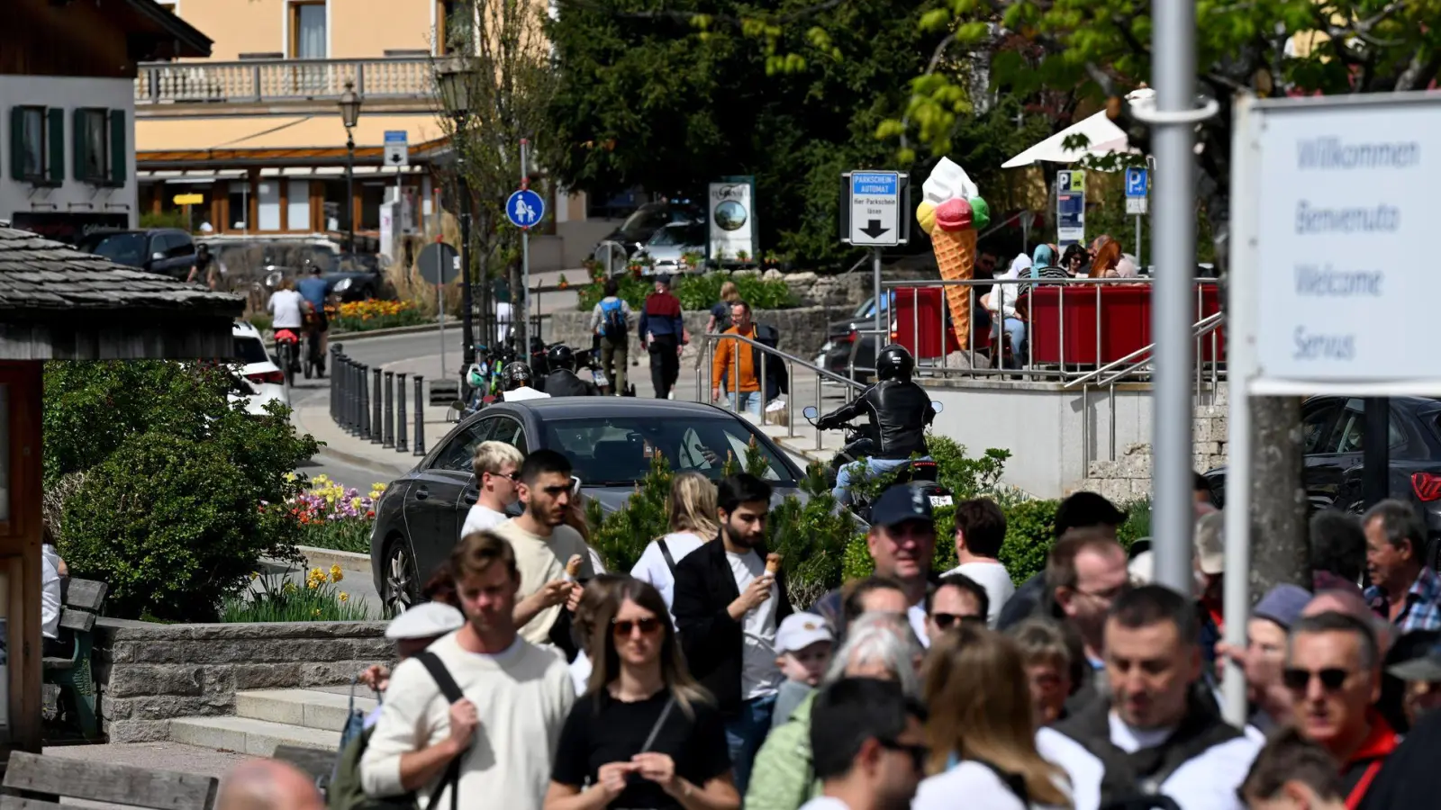 Oster-Ausflügler am Tegernsee. Gibt es in Deutschland zu viele Feiertage? Die Vereinigung der bayerischen Wirtschaft sagt ja, die Industrie- und Handelskammern nein. (Symbolbild) (Foto: Felix Hörhager/dpa)