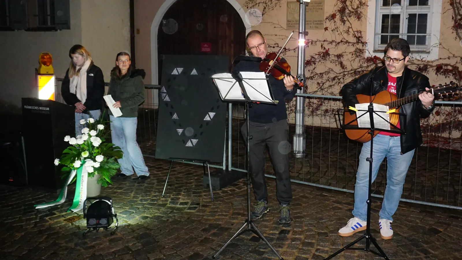 Vor der ehemaligen Synagoge in Feuchtwangen fand eine Gedenkfeier für die Feuchtwanger Opfer des nationalsozialistischen Regimes statt. (Foto: Wolfgang Hauf)