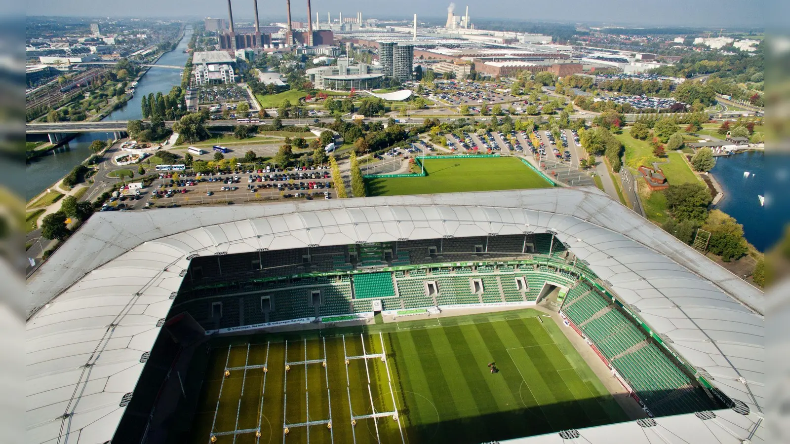 Die VW-Stadt Wolfsburg: im Vordergrund die Volkswagen-Arena, dahinter das Volkswagen-Werk. (Foto: picture alliance / dpa)