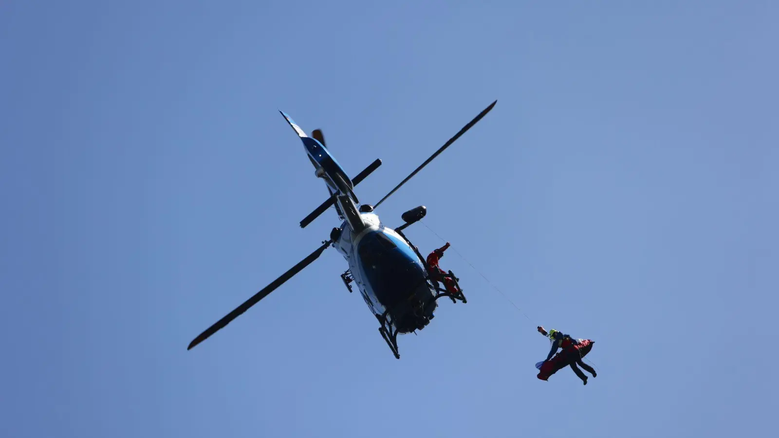 An der Bergung der Leiche war ein Hubschrauber beteiligt. (Symbolbild) (Foto: Matthias Bein/dpa)