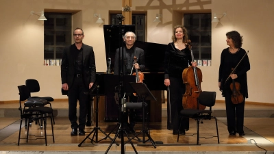 Interpretieren eindrucksvoll Max Regers Klavierquartett a-Moll in der Dinkelsbühler Paulskirche (von links): Michael Spors, Wolfgang Hermann-Kauter, Verena Sennekamp und Magdalene Kautter. (Foto: Thomas Wirth)