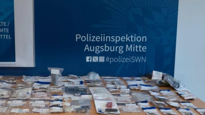 Ein Handout-Foto der Augsburger Polizei zu einem umstrittenen Großeinsatz in einem Club. Das Bild zeigt laut Ermittlern die während der Durchsuchungen gefundenen Drogen. (Foto: Augsburger Polizei/dpa)