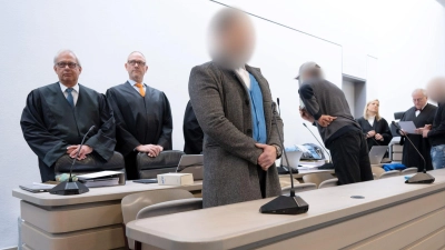 Im Prozess um den Diebstahl des keltischen Goldschatzes aus einem Museum in Manching hat das Landgericht die Angeklagten - hier mit ihren Verteidigern - zu Geständnissen aufgefordert. (Archivbild)  (Foto: Sven Hoppe/dpa)