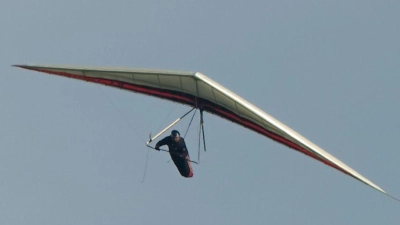 Ein Drachenflieger (links) hat in der Regel keinen Motor. (Symbolbild) (Foto: Uwe Anspach/dpa)