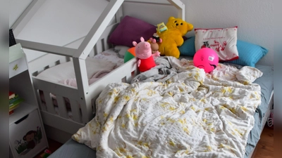 Layla S. braucht wegen ihrer Krebserkrankung manchmal auch tagsüber dringend Ruhe und muss sich hinlegen. Da ihr Bett im Kinderzimmer ihrer einjährigen Enkelin steht, ist dies jedoch oft nicht möglich. (Foto: Kurt Güner)