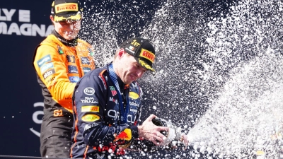 Max Verstappen (vorn) lieferte in Imola eine Lehrstunde für Oscar Piastri. (Foto: David Davies/PA Wire/dpa)