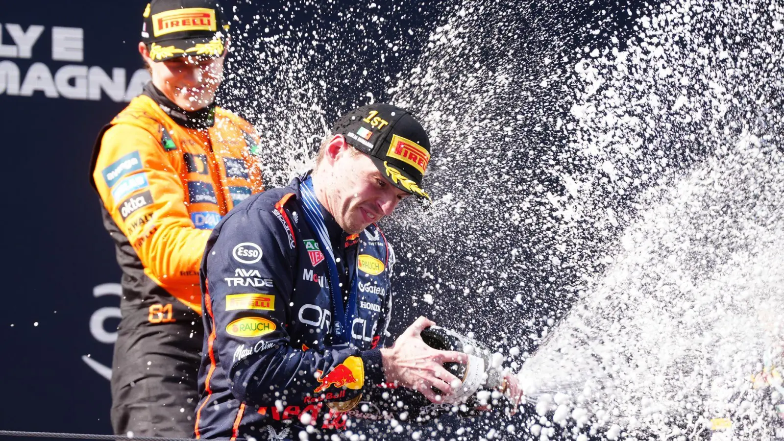 Max Verstappen (vorn) lieferte in Imola eine Lehrstunde für Oscar Piastri. (Foto: David Davies/PA Wire/dpa)