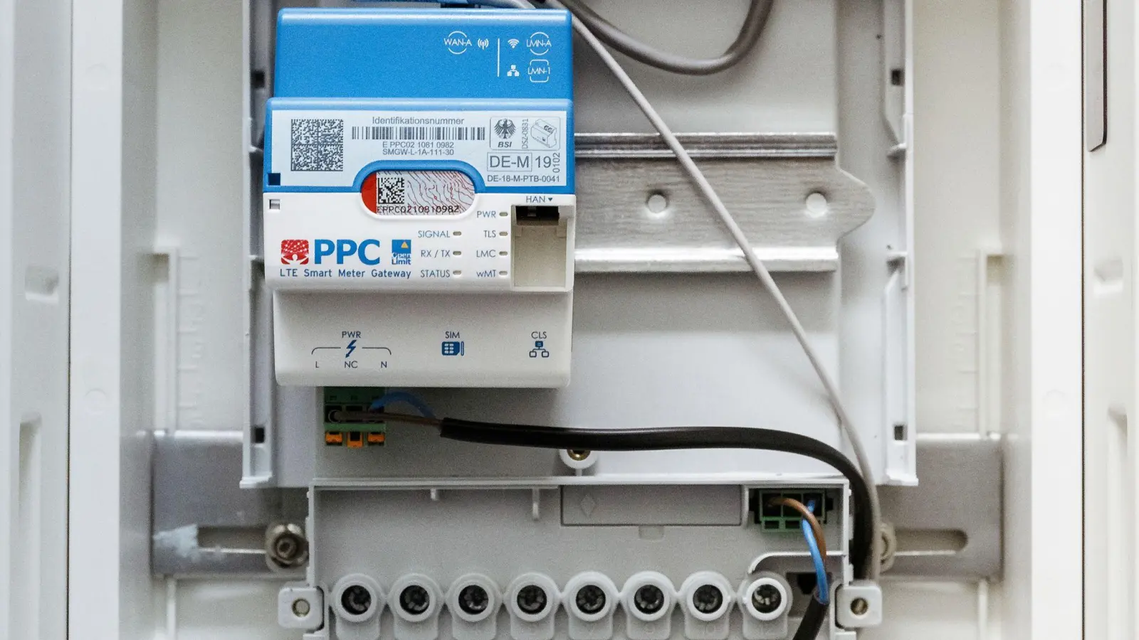Ein digitaler Stromzähler. Nach Berechnungen von Eon Energie Deutschland und der Forschungsstelle Energiewirtschaft könnten die Bürger viel Geld sparen, wenn sie ihren Stromverbrauch auf günstige Tageszeiten legen. (Symbolbild)    (Foto: Markus Scholz/dpa/dpa-tmn)