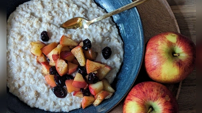 Unter den konventionellen Produkten konnte kein Porridge die Experten der Zeitschrift „Öko-Test“ überzeugen. Statt Trockenfrüchte in der Instant-Mischung empfehlen sie selbstgemachten Haferbrei mit frischem Obst.  (Foto: Doreen Hassek/haupstadtkueche.blogspot.de/dpa-tmn)