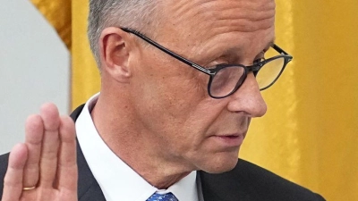 Merz schwor seinen Amtseid mit dem Zusatz „so wahr mir Gott helfe“. (Foto: Michael Kappeler/dpa)