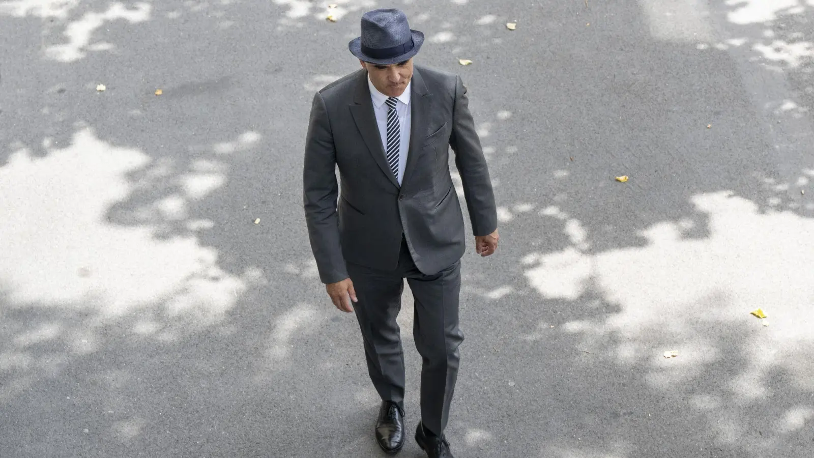 Bundespräsident Alain Berset auf dem Weg zur Konferenz, bei der er seinen Rücktritt erklärt. (Foto: Marcel Bieri/KEYSTONE/dpa)