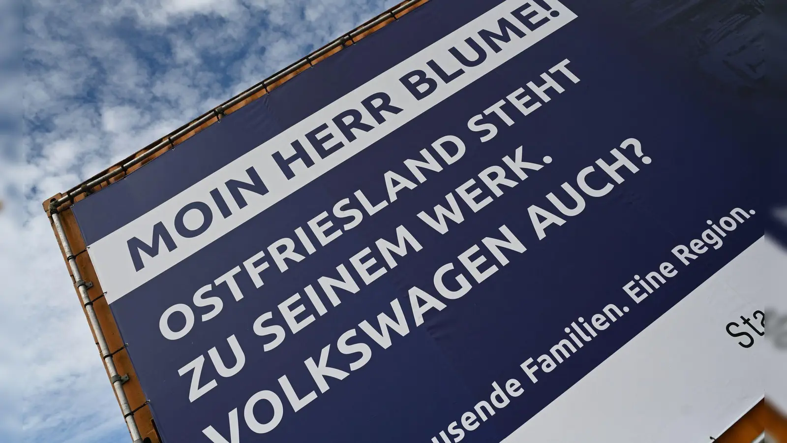 VW-Chef Blume wird in Emden mit einem Schriftzug und der Frage nach der Zukunft begrüßt.  (Foto: Lars Penning/dpa)