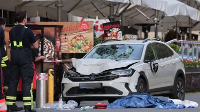 Zwei Menschen sind gestorben, nachdem ein Auto in eine Menschengruppe in Leipzig gefahren ist. (Foto: Jan Woitas/dpa)