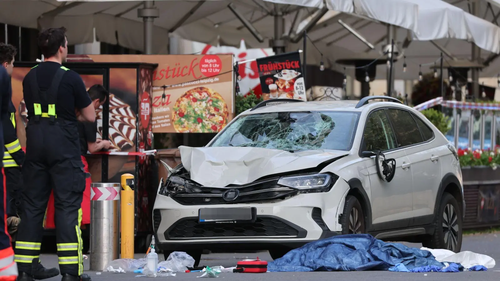 Zwei Menschen sind gestorben, nachdem ein Auto in eine Menschengruppe in Leipzig gefahren ist. (Foto: Jan Woitas/dpa)