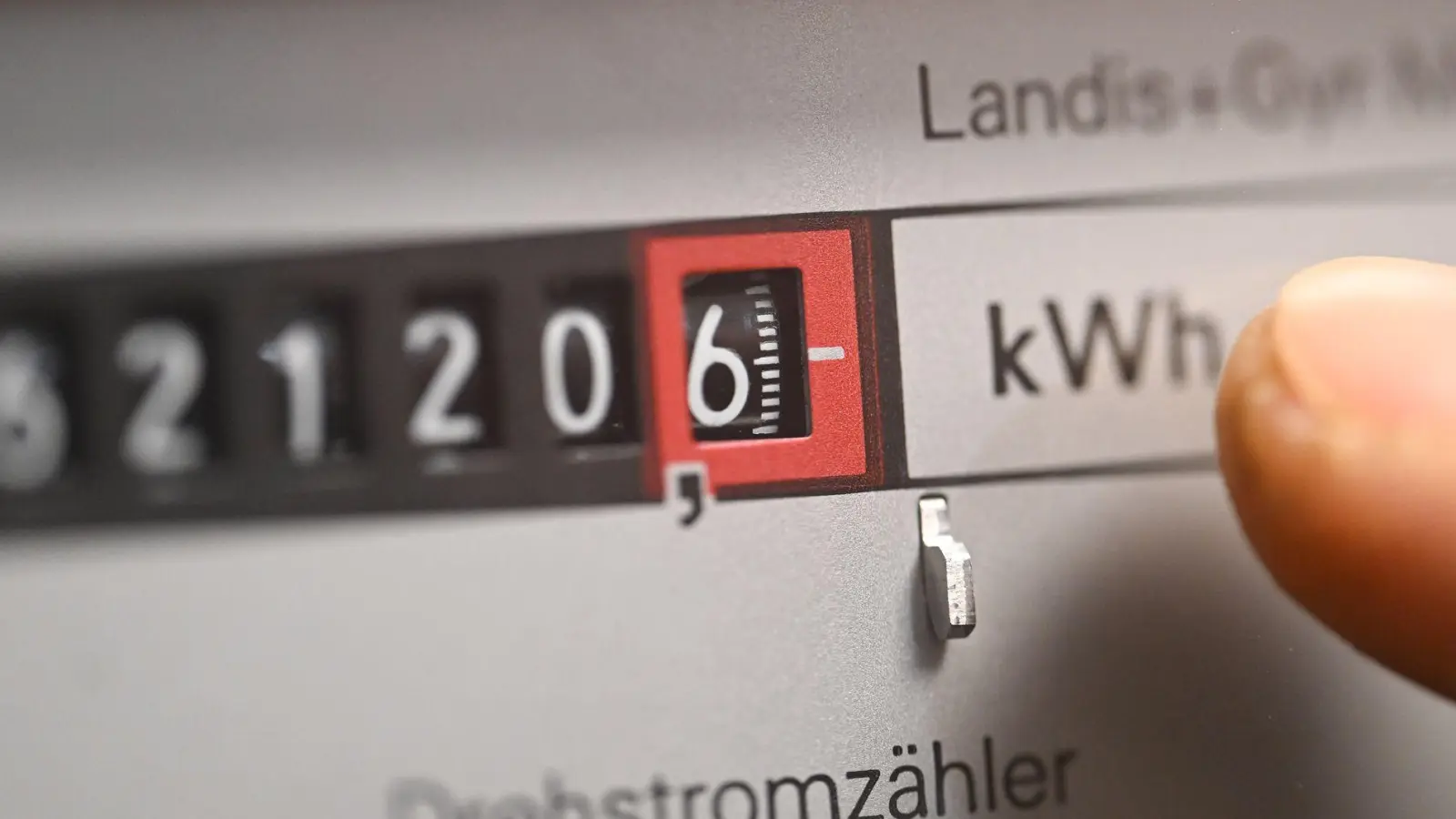 Viele Strom-Grundversorger haben schon die Preise gesenkt, weitere folgen. Der Grund: Gesunkene Netzgebühren und niedrigere Einkaufspreise. (Symbolbild) (Foto: Bernd Weißbrod/dpa)