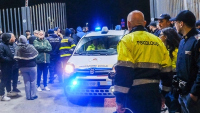 Erneut bebt die Erde in den Phlegräischen Feldern. Menschen laufen verängstigt auf die Straße. (Foto: Antonio Balasco/LPS via ZUMA Press Wire/dpa)