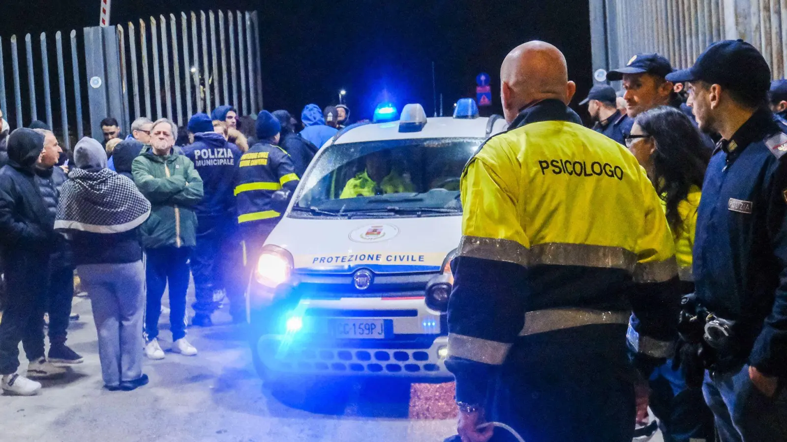 Erneut bebt die Erde in den Phlegräischen Feldern. Menschen laufen verängstigt auf die Straße. (Foto: Antonio Balasco/LPS via ZUMA Press Wire/dpa)