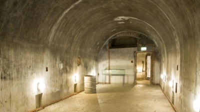 Besucher gehen durch einen unterirdischen Bunker, der dem NS-Dokumentationszentrum Obersalzberg angeschlossen ist. (Foto: Peter Kneffel/dpa)