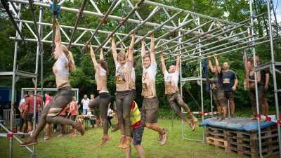 Auch eine Hangelvorrichtung galt es im Vorjahr nach einem ausgiebigen Schlammbad zu bewältigen, (Archivfoto: Mirko Fryska)