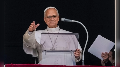Der Papst ist nach seiner Krebs-OP zurück im Vatikan und sprach das sonntägliche Angelus-Gebet. (Foto: Alessandra Tarantino/AP/dpa)