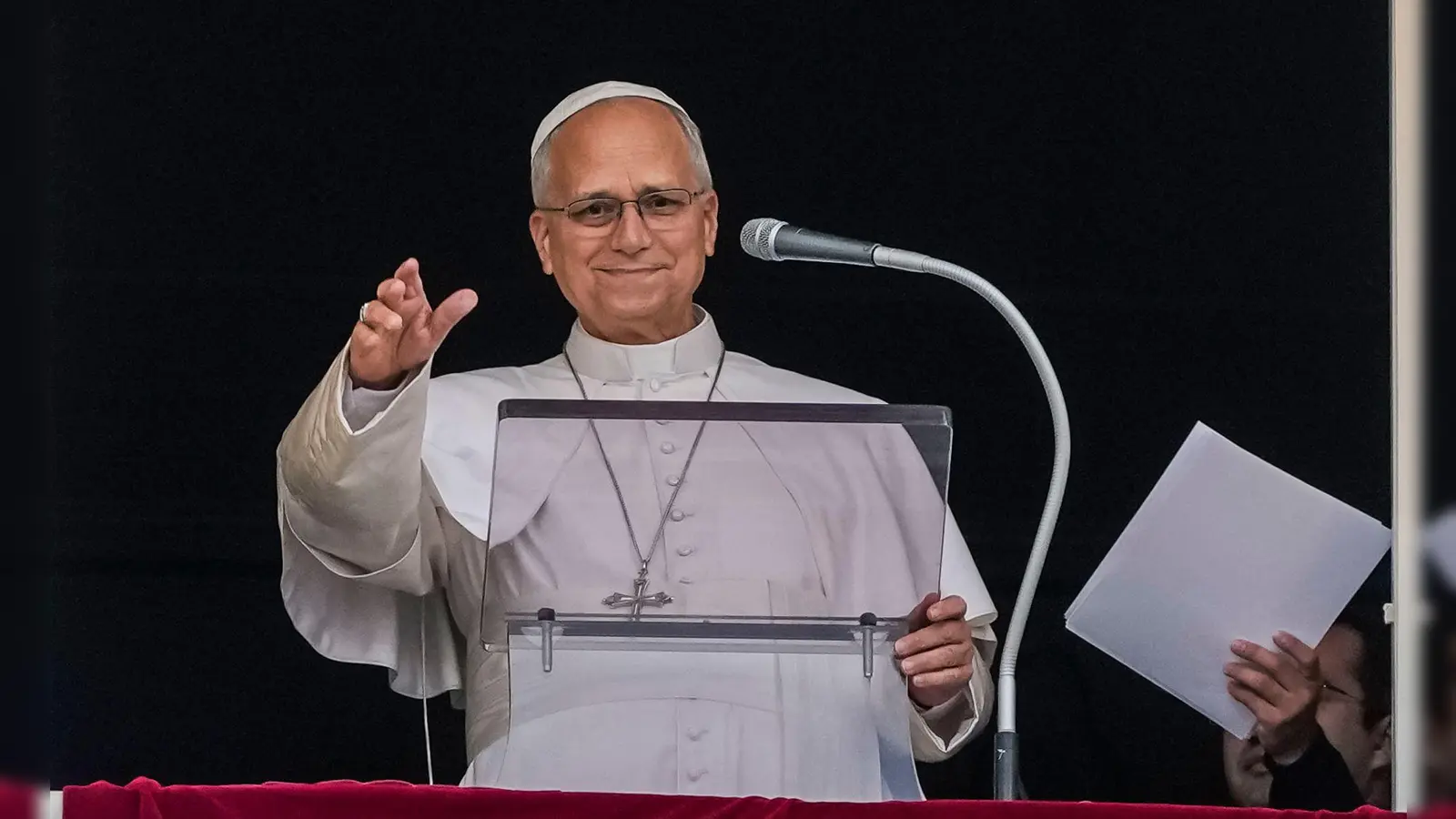 Der Papst ist nach seiner Krebs-OP zurück im Vatikan und sprach das sonntägliche Angelus-Gebet. (Foto: Alessandra Tarantino/AP/dpa)