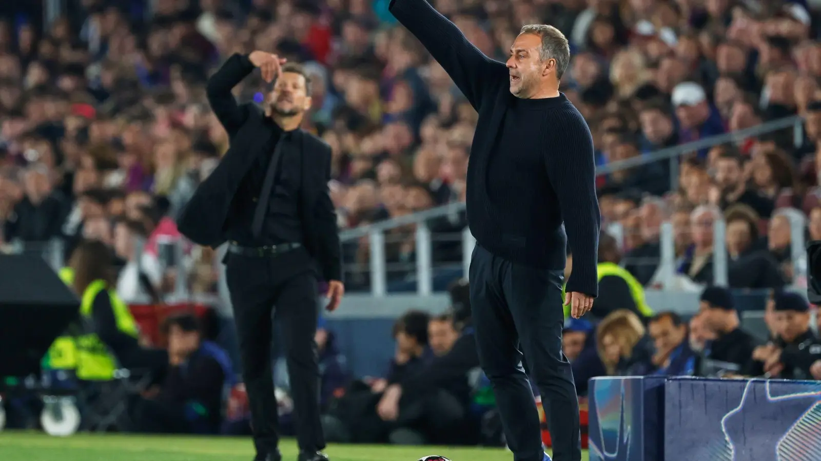 Hansi Flick (r) erlebte einen gebrauchten Abend. (Foto: Joan Monfort/AP/dpa)