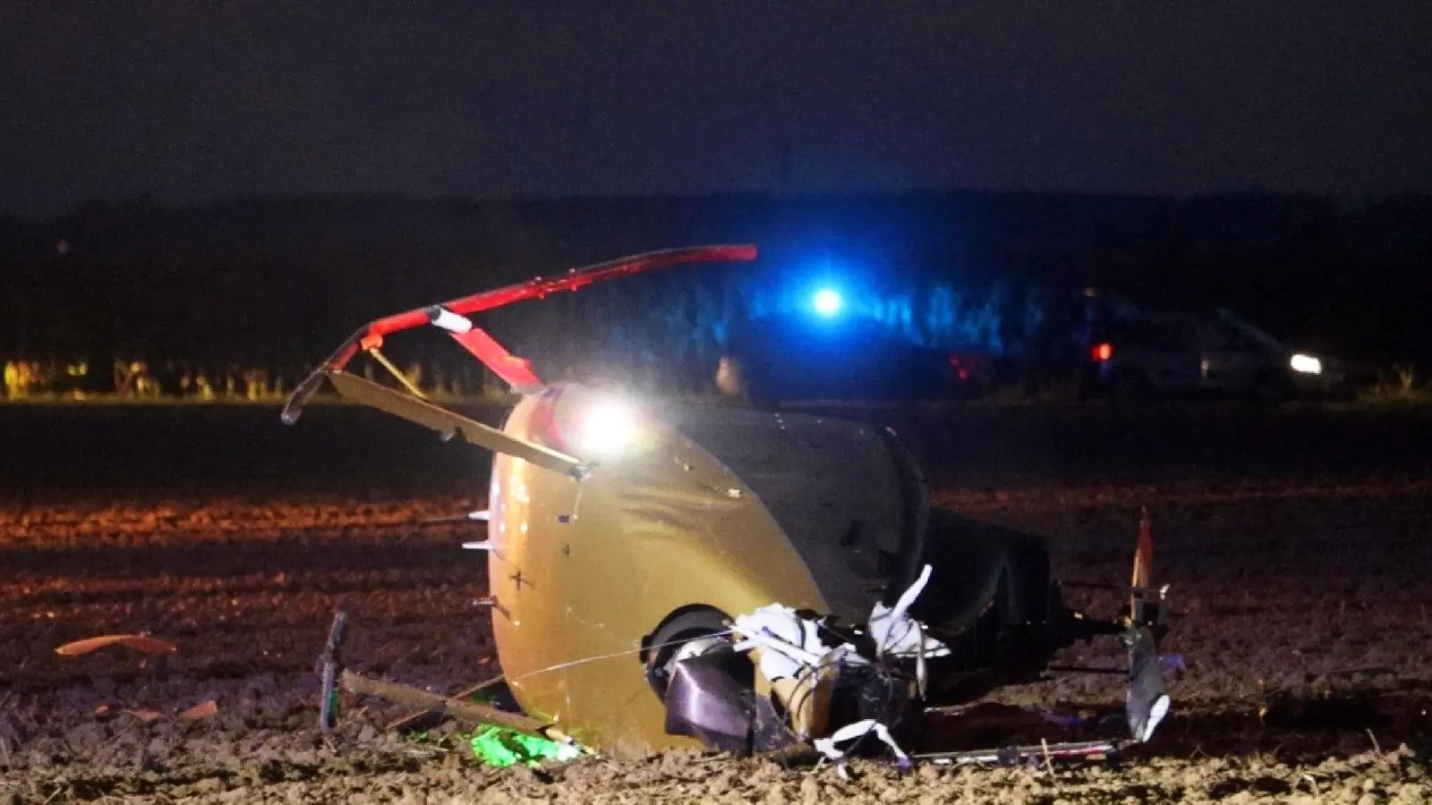 Pilot und Copilot wurden nach dem Absturz eines Hubschraubers ins Krankenhaus gebracht. (Foto: Thomas Krenn/zema-medien.de/dpa)