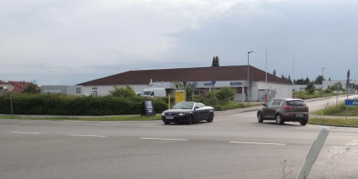 Um die Fläche im Hintergrund, auf der aktuell noch ein anderes Gebäude steht, geht es beim Bebauungsplan-Verfahren Burgerfeld. Vorne ist die Kreuzung zu sehen, deren Ausbau zu einem Kreisverkehr sich Herriedens Stadträte aus Gründen der Verkehrssicherheit wünschen. (Foto: Peter Zumach)