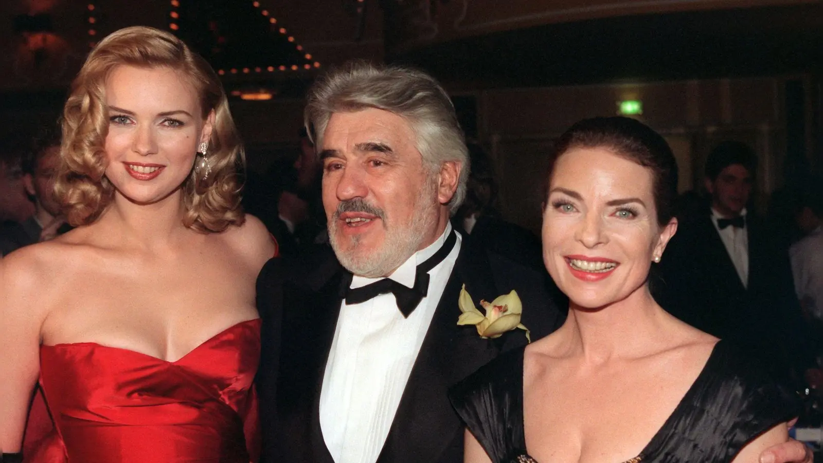 Adorf spielte u.a. mit Veronica Ferres (l) und Gudrun Landgrebe in „Rossini“. (Archivbild) (Foto: Ursula Düren/dpa)