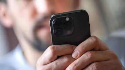 Die App Nina schickt künftig auch Hinweise auf angedrohte Gewalttaten aufs Smartphone. (Foto: Sina Schuldt/dpa)