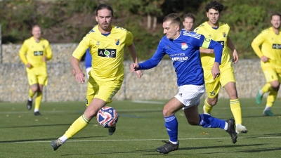 Wieder im Kader des SVG Steinachgrund: Simon Drießlein (in Gelb, hier gegen Bastian Bogensperger von Windeck Burgebrach). (Foto: Martin Rügner)