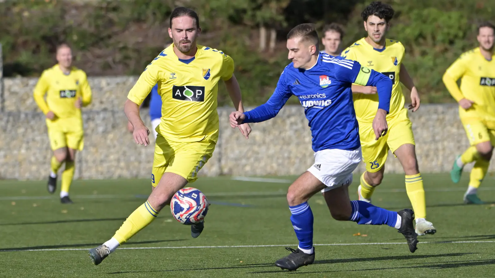 Wieder im Kader des SVG Steinachgrund: Simon Drießlein (in Gelb, hier gegen Bastian Bogensperger von Windeck Burgebrach). (Foto: Martin Rügner)