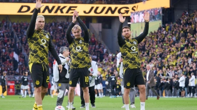 Niklas Süle (l) und Julian Brandt (M) verlassen zum Ende der Saison Borussia Dortmund.  (Foto: Bernd Thissen/dpa)