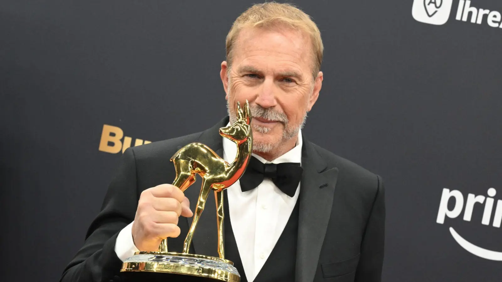 Bambi-Verleihung 2024 - Preisträger in der Kategorie „Schauspieler International” Kevin Costner zeigt seinen Bambi.  (Foto: Felix Hörhager/dpa)