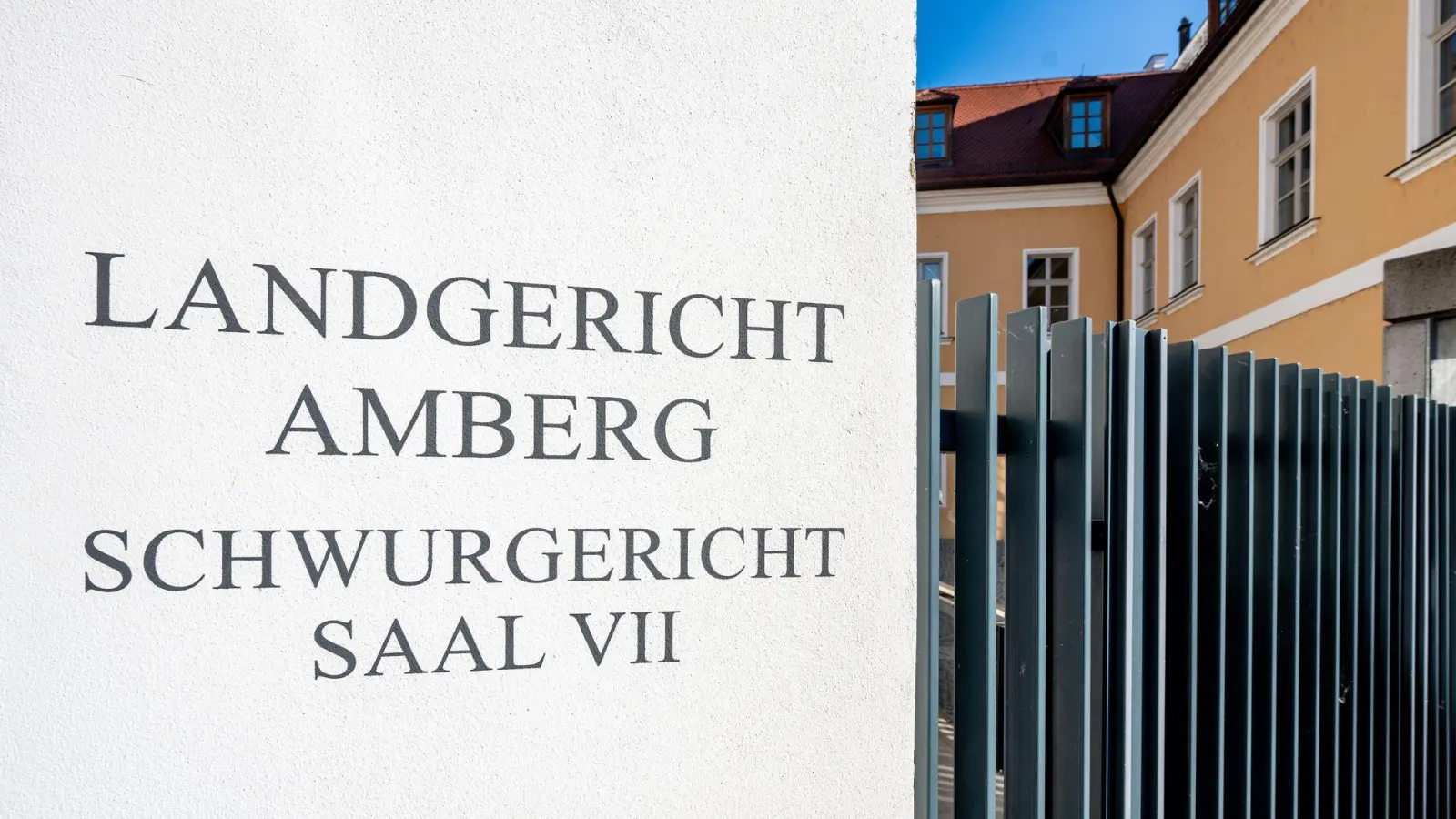 Vor dem Landgericht Amberg hätte der Mordprozess gegen einen 56 Jahre alten Mann beginnen sollen. (Archivbild) (Foto: Armin Weigel/dpa)