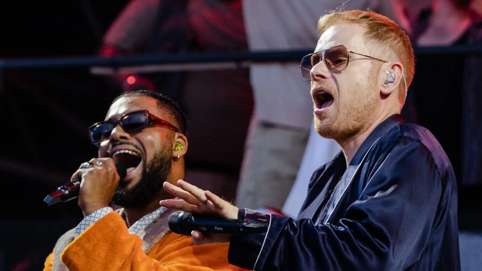 Peter Fox (r) mit Benji Asare auf dem Southside Festival (Archivbild). (Foto: Christoph Schmidt/dpa)