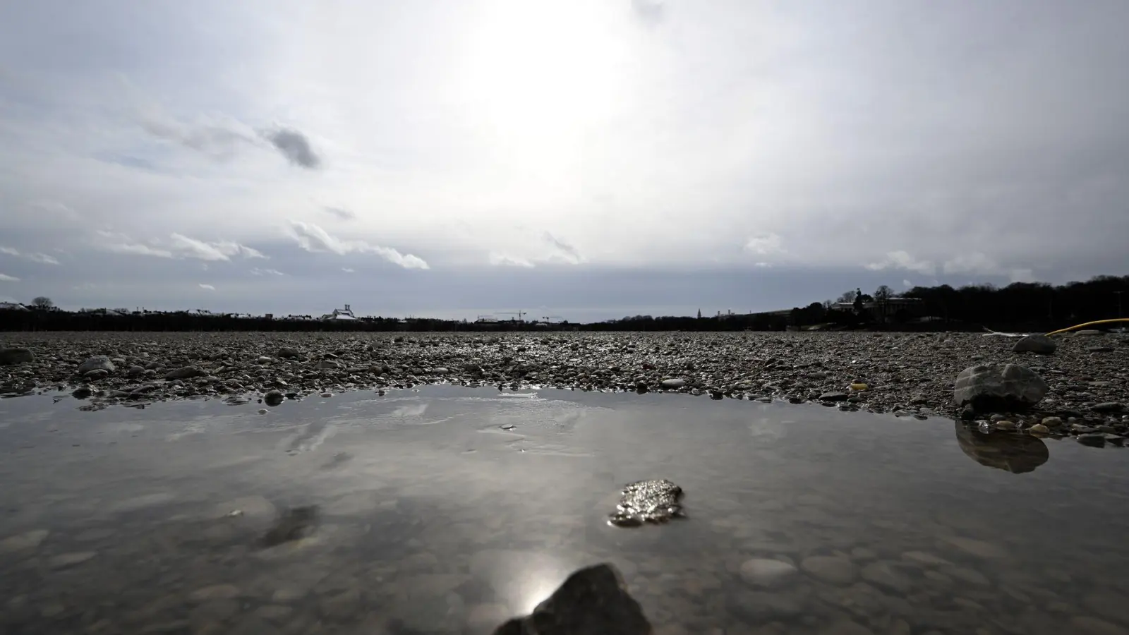 Am Sonntag wird es überwiegend bewölkt sein. Zeitweise kann es leicht regnen. (Symbolbild) (Foto: Felix Hörhager/dpa)