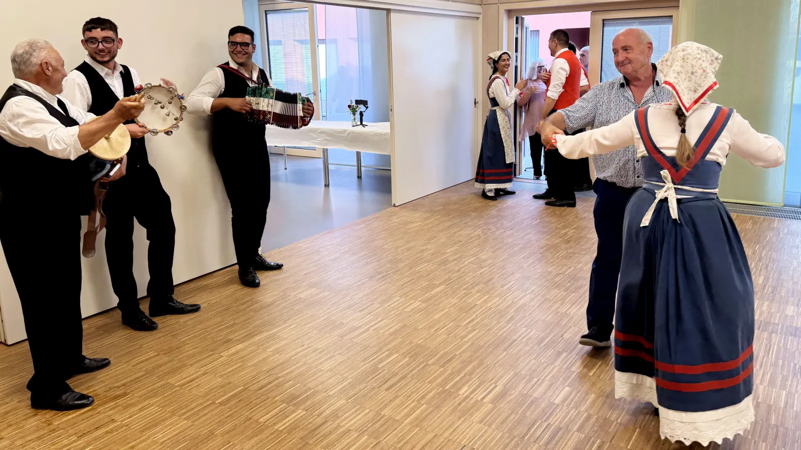 Bei einem Besuch in Ansbach im Juli gesellte sich der Vorsitzende des Partnerschaftsvereins in Fermo, Francesco Gismondi (2. von rechts), zu einer italienischen Tanz- und Musikgruppe. (Archivbild: Oliver Herbst)
