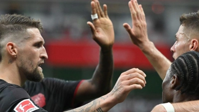 Bayer Leverkusen bejubelte gegen RB Leipzig einen wichtigen Sieg im Kampf um die Champions-League-Teilnahme.  (Foto: Fabian Strauch/dpa)