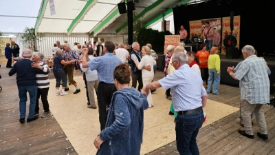 Der im Bierzelt eigens ausgelegte Tanzboden war für die vielen Tänzerinnen und Tänzer fast zu klein. (Foto: Zeynel Dönmez)