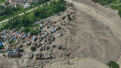 Nach Sturzfluten im nepalesischen Distrikt Nuwakot stehen beschädigte Häuser gefährlich nahe an den angeschwollenen, mit Treibgut verstopften Ufern des Trishuli-Flusses. (Foto: Niranjan Shrestha/AP/dpa)