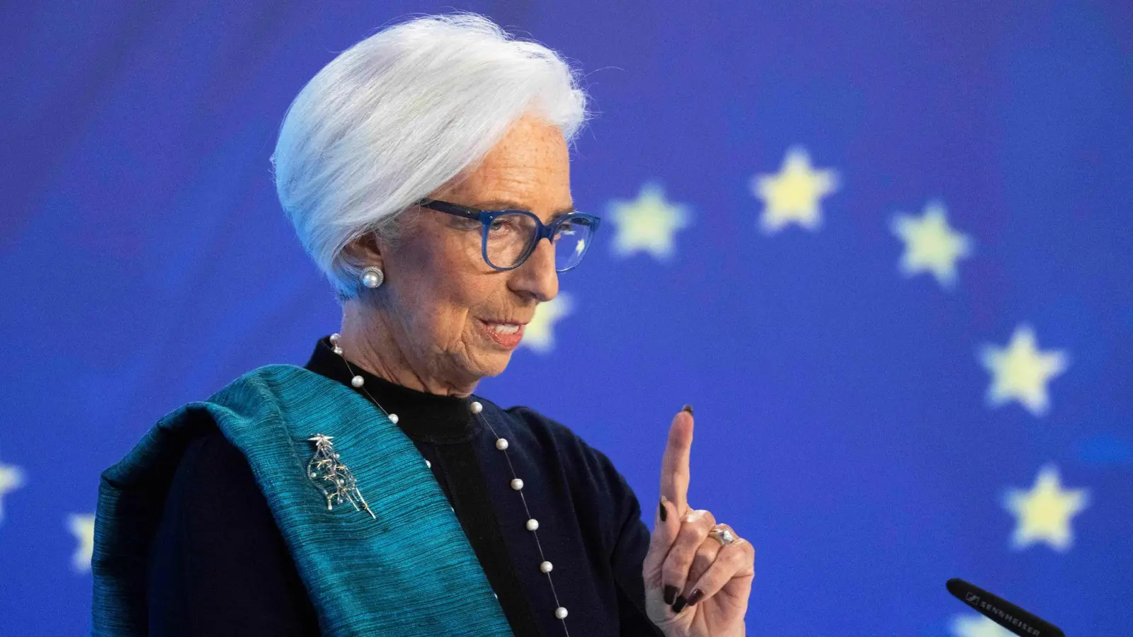 Hält die Notenbank seit Monaten auf unverändertem Kurs: EZB-Präsidentin Christine Lagarde. (Foto: Boris Roessler/dpa)