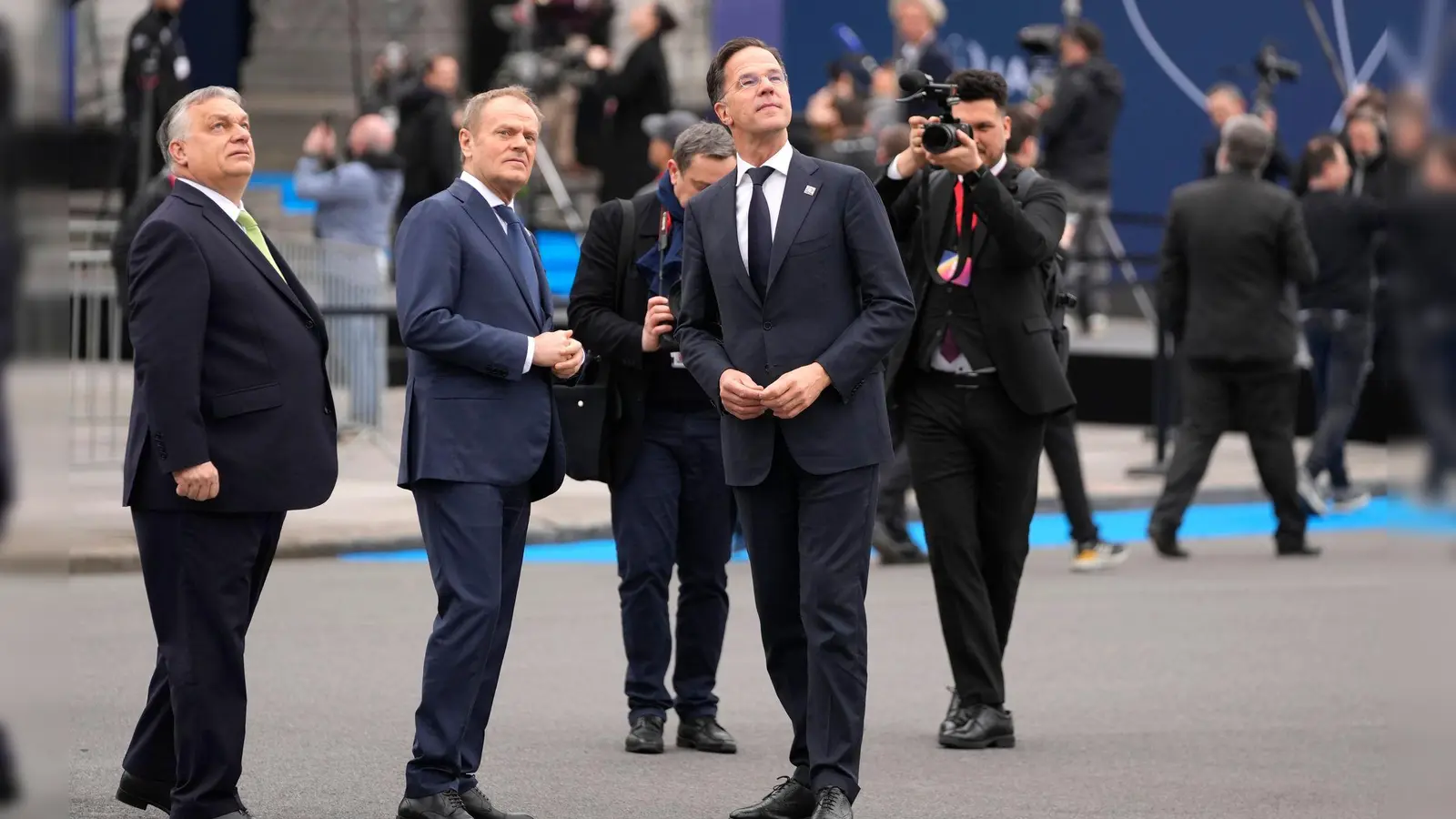 Kann Nato-Generalsekretär Mark Rutte (r) in dem aktuellen Konflikt vermitteln? Ungarns Ministerpräsident Viktor Orban (l) steckt mitten im Wahlkampf und steht unter Druck. (Archivbild) (Foto: Virginia Mayo/AP/dpa)