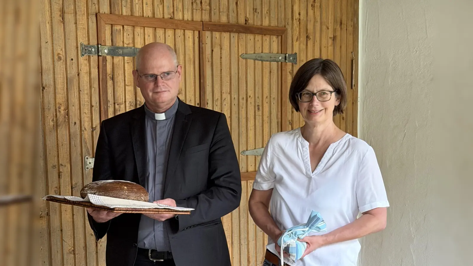 Mit Brot und Salz wie es guter Brauch ist, empfingen die Mitglieder des Schenifelder Kirchenvorstands Martin Fromm als neuen evangelischen Pfarrer für die Steigerwaldgemeinde.  (Foto: Hans-Jochen Teufel)