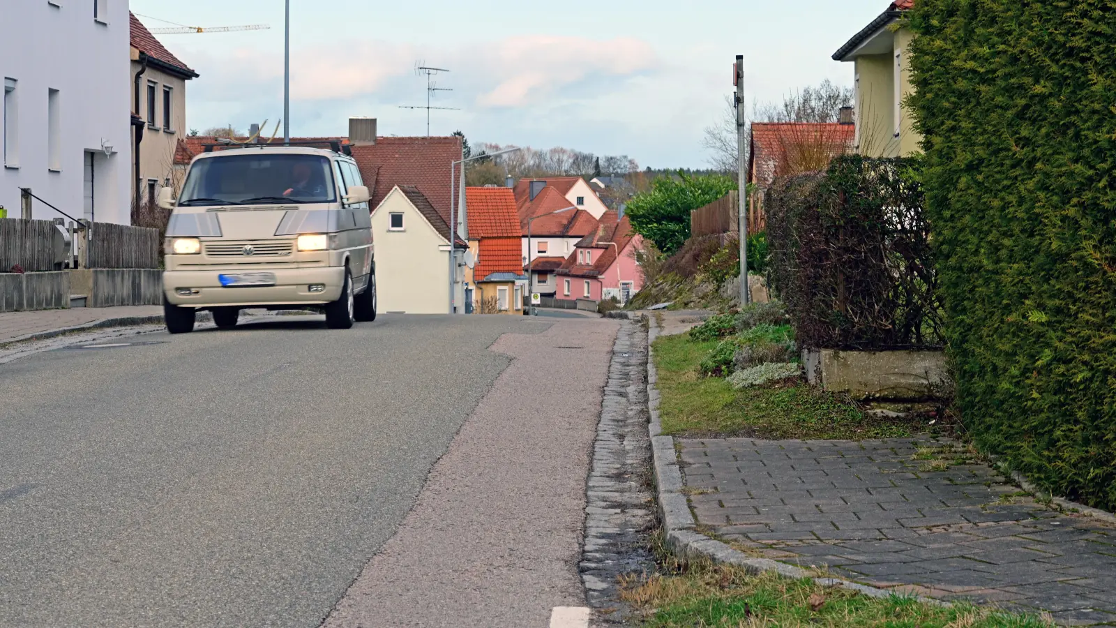 Die Gehwege im südlichen Bereich der Ansbacher Straße sollen auf 1,80 Meter verbreitert und damit barrierefrei ausgebaut werden. (Foto: Jim Albright)