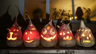 Der Brauch der Rübengeister - ausgehöhlte Rüben, denen Gesichter eingeschnitzt werden - ist schon sehr alt. (Archivbild) (Foto: Thomas Warnack/dpa)