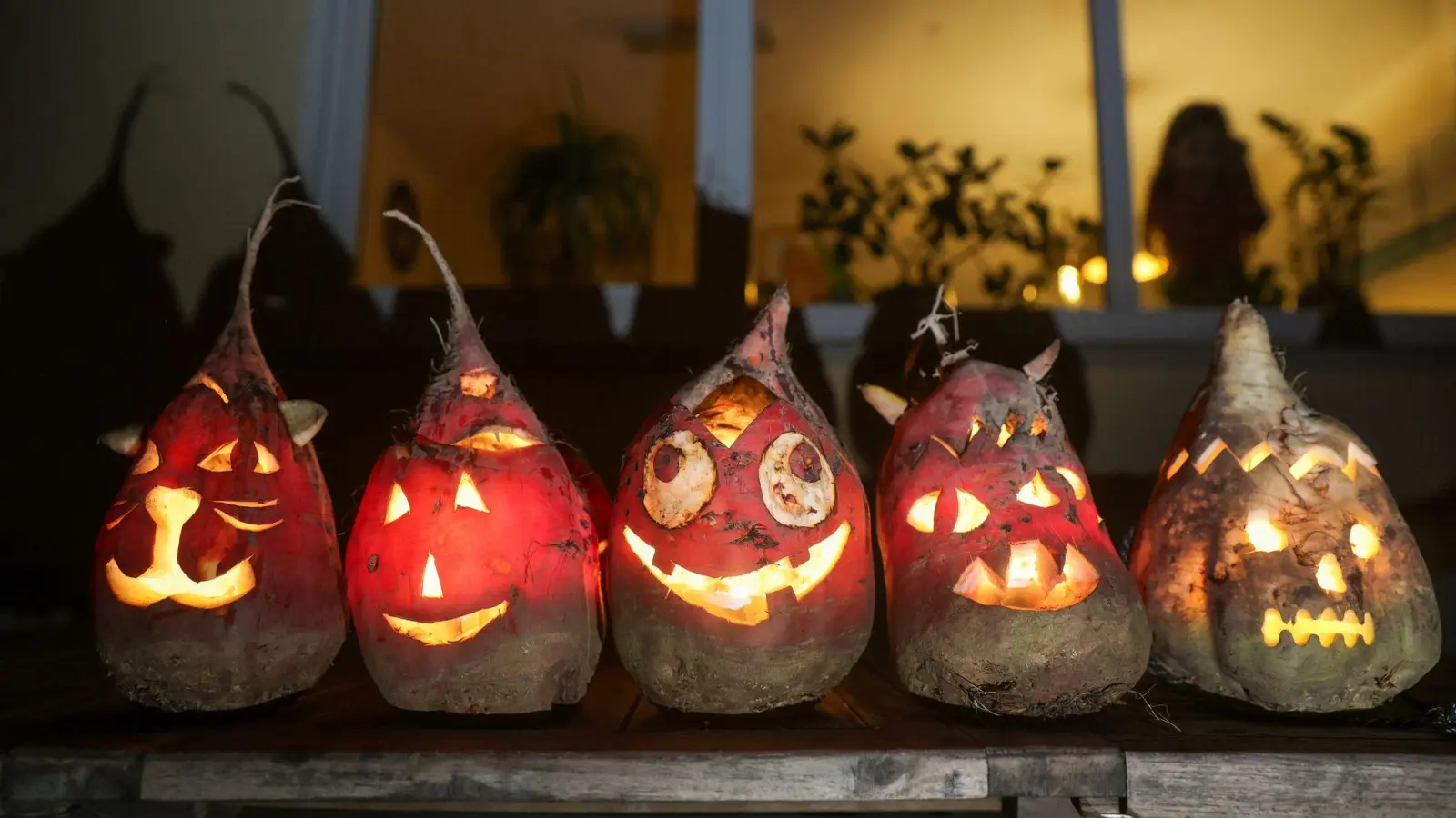 Der Brauch der Rübengeister - ausgehöhlte Rüben, denen Gesichter eingeschnitzt werden - ist schon sehr alt. (Archivbild) (Foto: Thomas Warnack/dpa)
