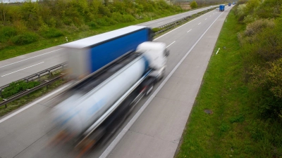 Ganz klar, auch Lkw müssen zuweilen überholen: Zu lange darf das aber nicht dauern. (zu dpa: «Lkw überholt auf Autobahn - wie lange darf das dauern?») (Foto: Klaus-Dietmar Gabbert)