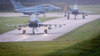 Drei Eurofighter auf der Startbahn. (Foto: Jens Büttner/dpa)