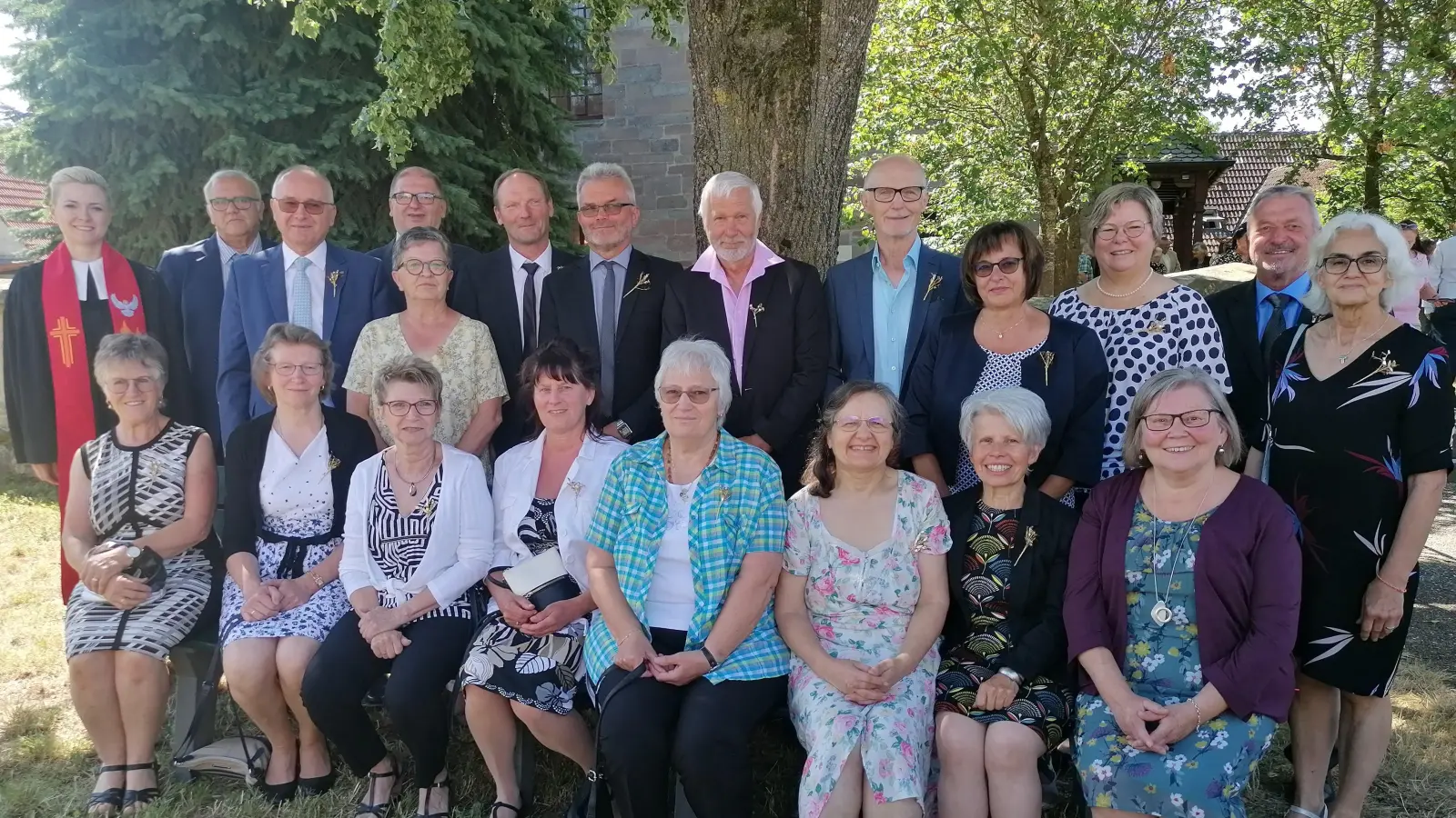 In der Ammelbrucher Peterskirche haben jetzt 25 Jubilare ihre Goldene beziehungsweise ihre Diamantene Konfirmation gefeiert. Sie waren in den Jahren 1963 beziehungsweise 1973 erstmals an den Tisch des Herrn getreten. Pfarrerin Johanna Bogenreuther-Schlosser ermunterte die Jubilare, diesen „Weißt-du-noch-Tag“ mit Erinnerungen, Fröhlichsein und Feiern zu begehen. (Foto: Friedrich Zinnecker)